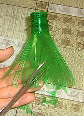 изготовление цветов из пластиковых бутылок
