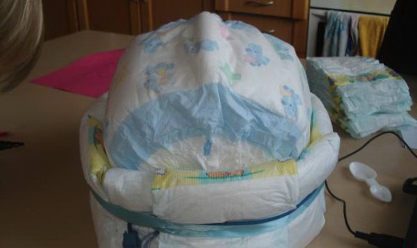 Коляска из памперсов: замечательный подарок новорожденному малышу